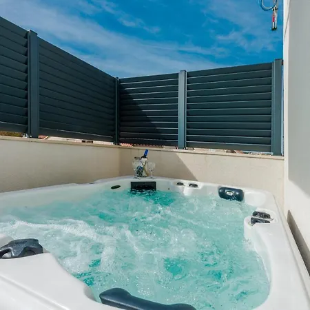 New Deluxe Jacuzzi Ana Apartment *
