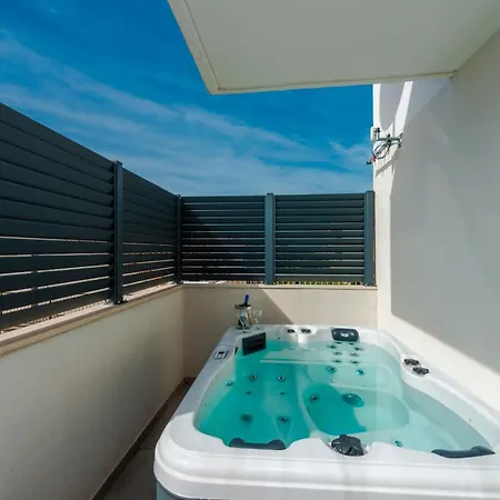 New Deluxe Jacuzzi Ana