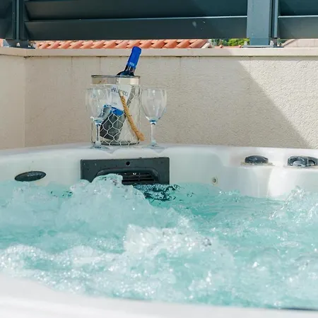 New Deluxe Jacuzzi Ana