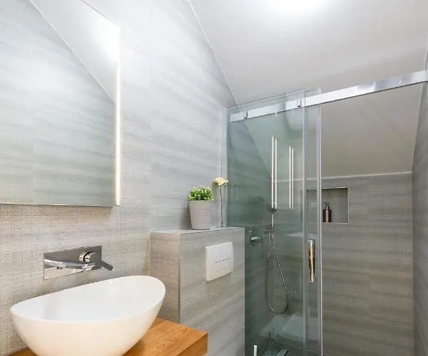 New Deluxe Jacuzzi Ana 公寓 *