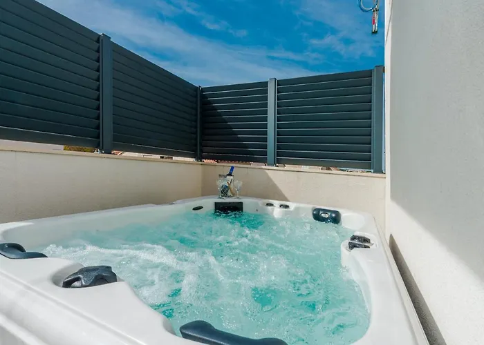 New Deluxe Jacuzzi Ana 公寓 *